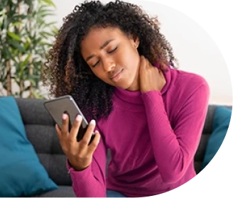 A síndrome do pescoço de texto afeta pessoas de todas as idades. É comum que, ao usar muito o celular, deixemos a cabeça em uma posição que cria peso e lesiona as articulações da nuca.